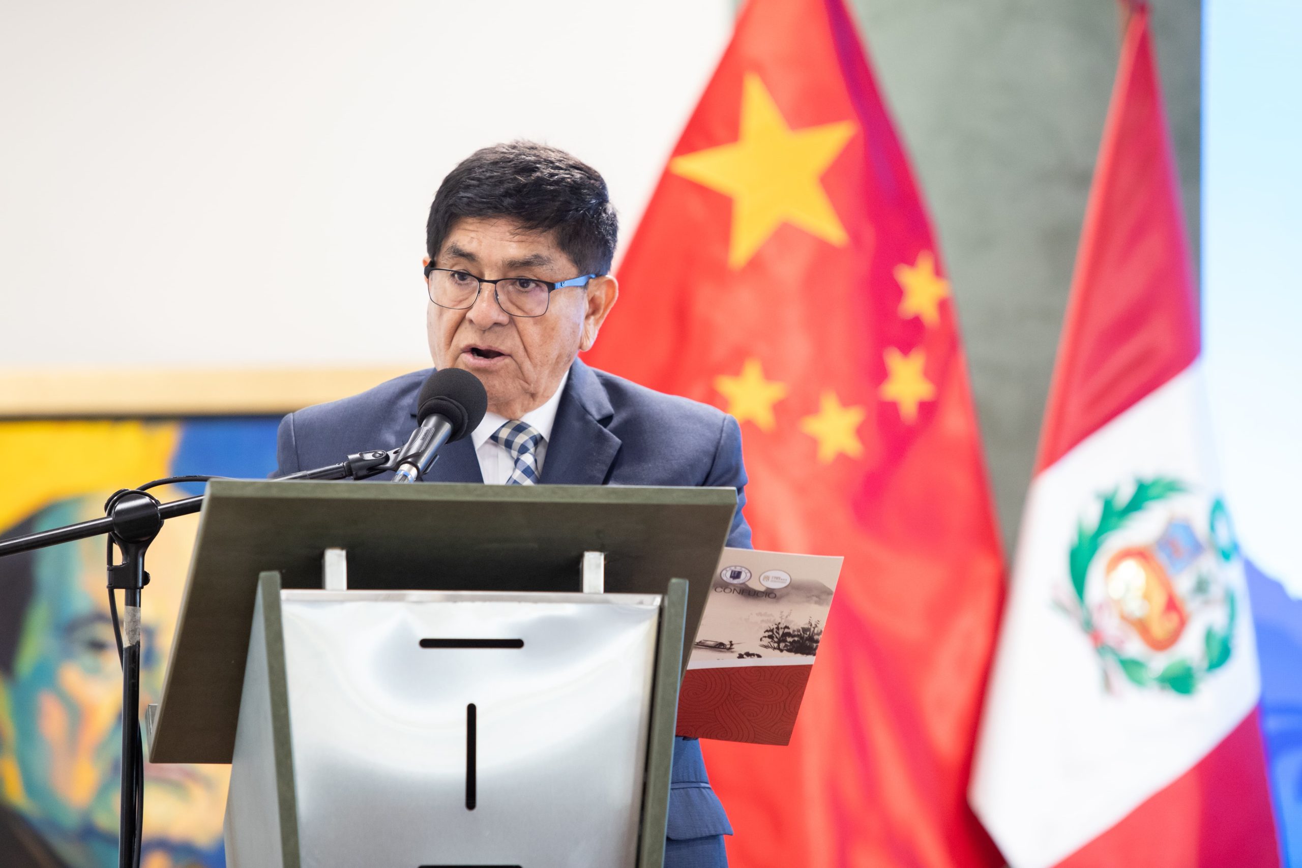 China y Perú intercambian perspectivas sobre cambio climático y transición hacia energías limpias