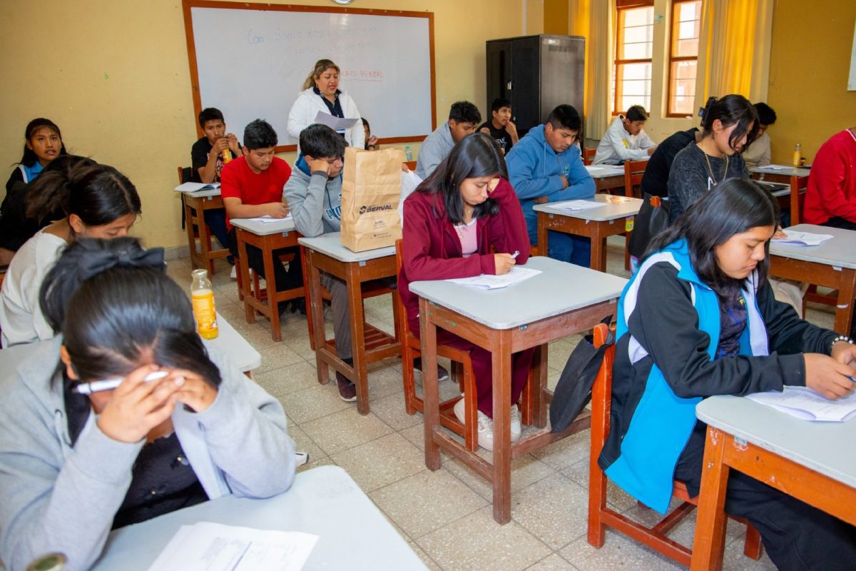 Juntos y Kuantum se alían para acercar tecnología educativa a jóvenes de bajos recursos