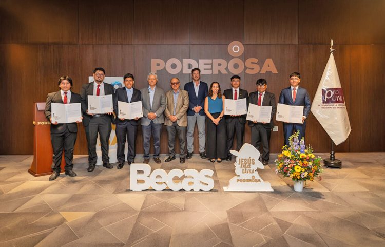 Minera Poderosa entrega becas Jesús Arias Dávila